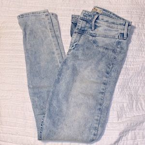 Hollister Skinny Jeans. Size 7R. W28 L29. Light washed out color. High waisted